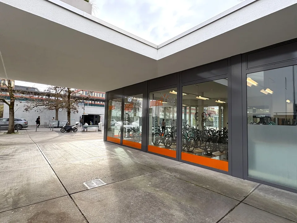 Rented commercial space at Baar train station - Attractive capital investment