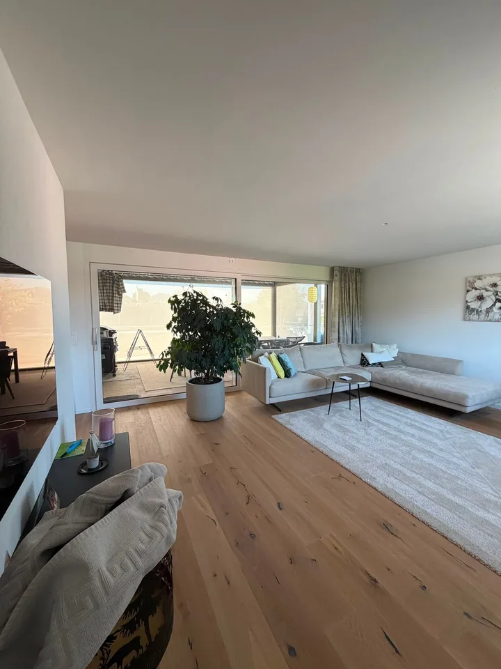 Appartement attique moderne 5.5 pièces avec terrasse spacieuse