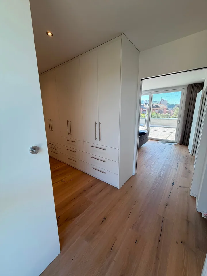 Appartement attique moderne 5.5 pièces avec terrasse spacieuse