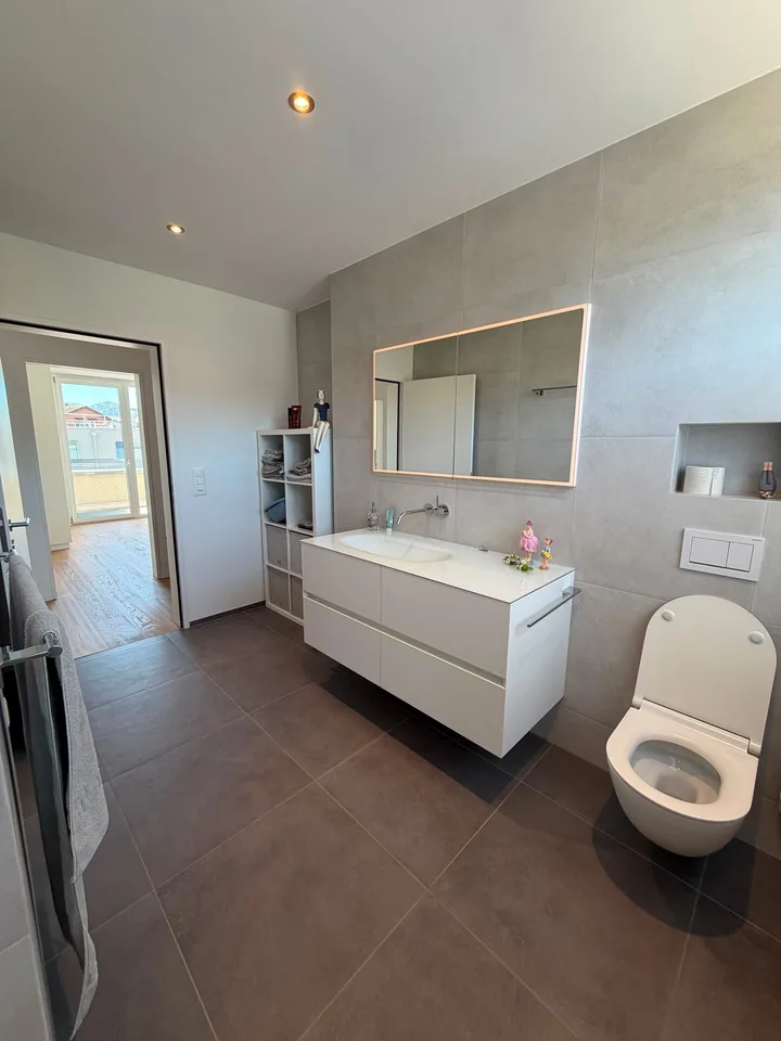 Appartement attique moderne 5.5 pièces avec terrasse spacieuse