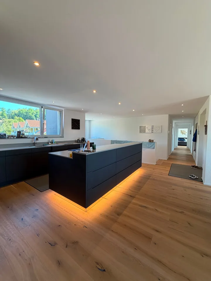 Appartement attique moderne 5.5 pièces avec terrasse spacieuse