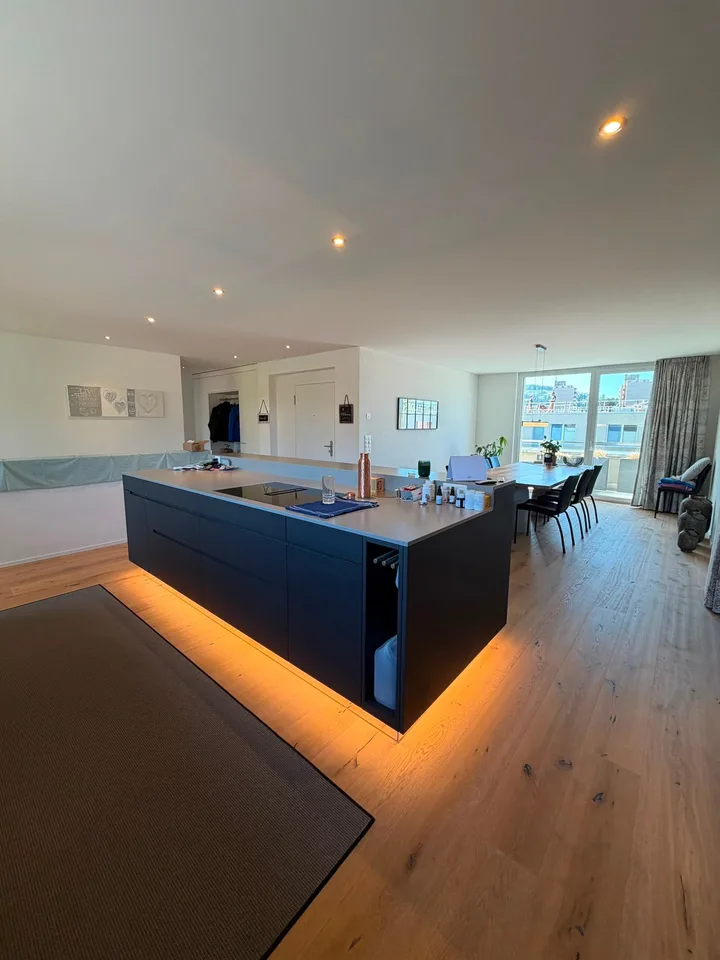 Appartement attique moderne 5.5 pièces avec terrasse spacieuse