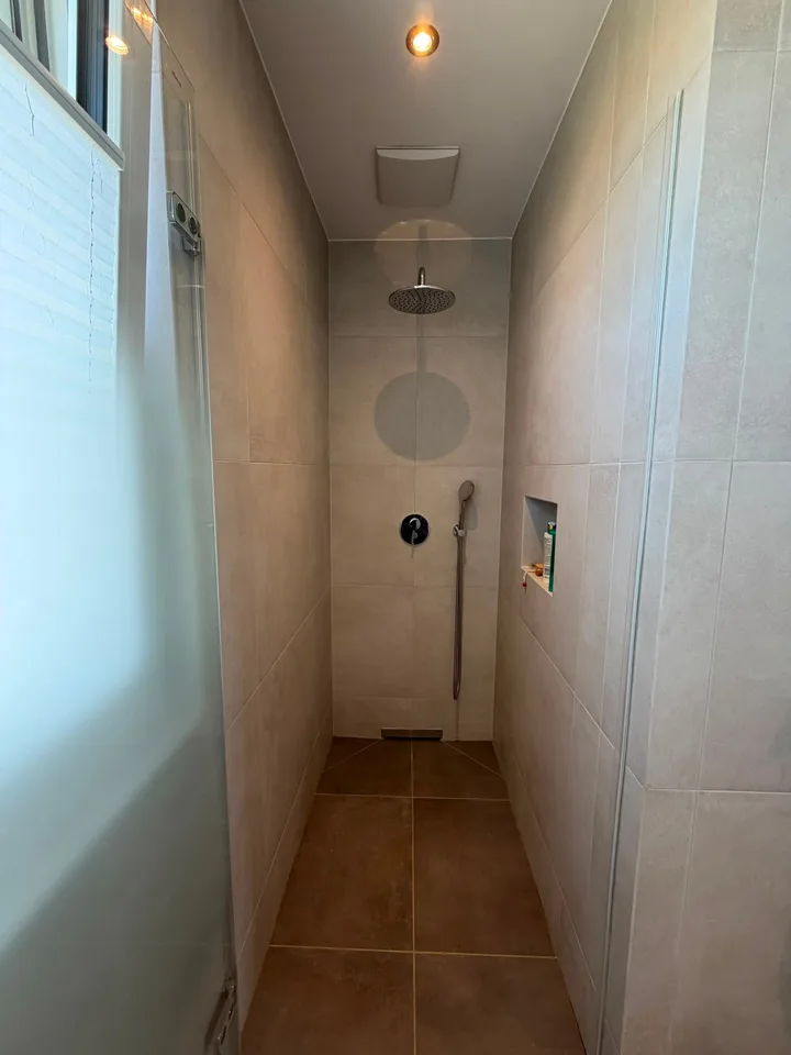 Appartement attique moderne 5.5 pièces avec terrasse spacieuse