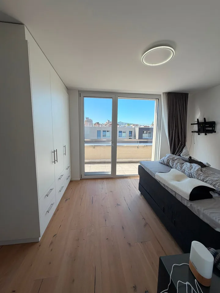 Appartement attique moderne 5.5 pièces avec terrasse spacieuse
