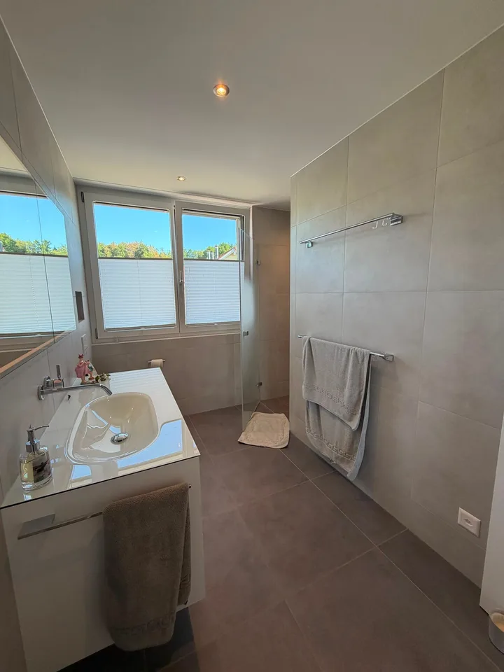 Appartement attique moderne 5.5 pièces avec terrasse spacieuse