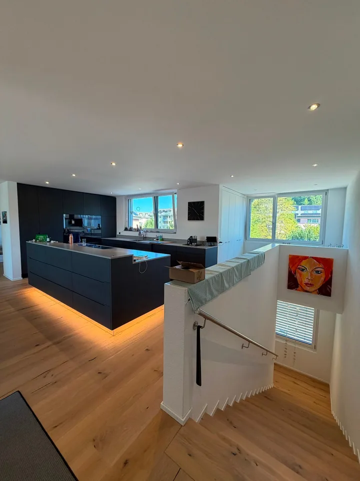 Appartement attique moderne 5.5 pièces avec terrasse spacieuse