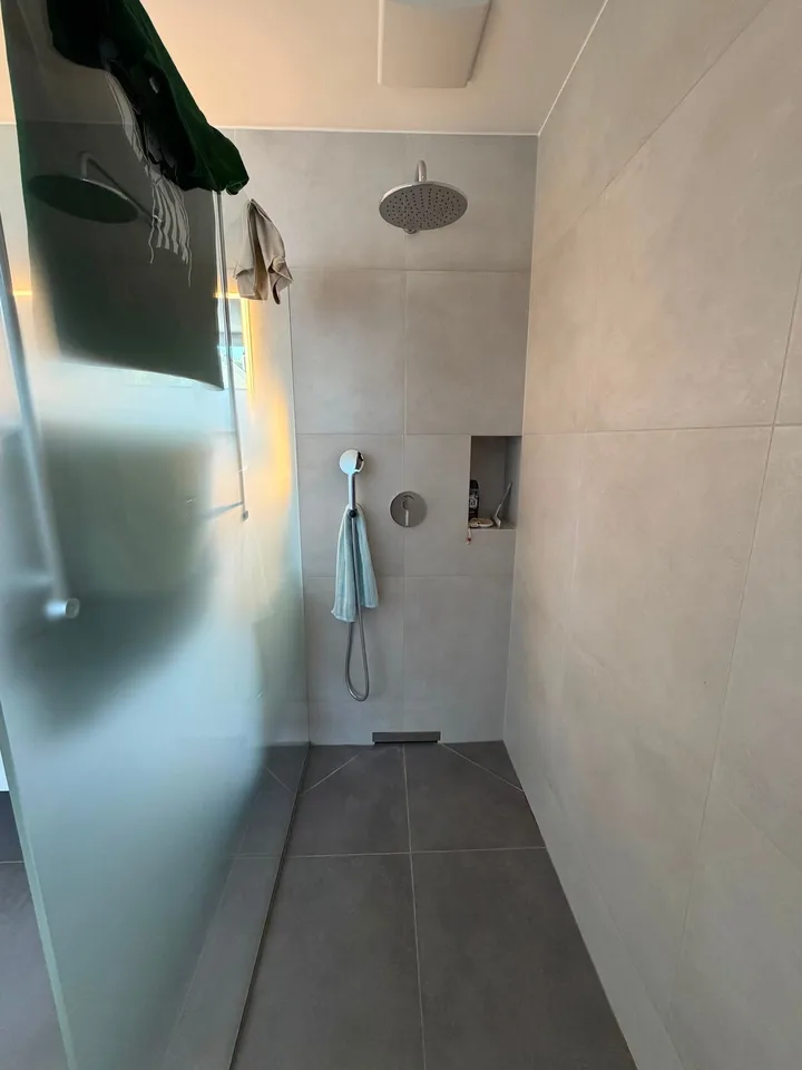 Appartement attique moderne 5.5 pièces avec terrasse spacieuse