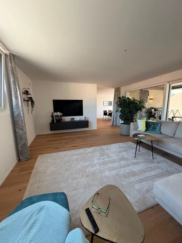 Appartement attique moderne 5.5 pièces avec terrasse spacieuse