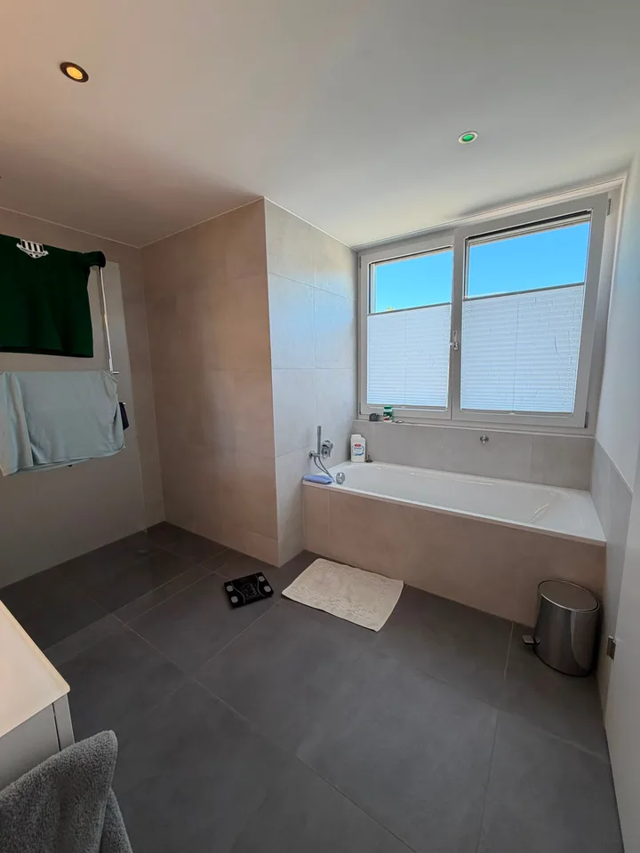 Appartement attique moderne 5.5 pièces avec terrasse spacieuse