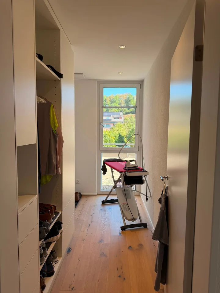 Appartement attique moderne 5.5 pièces avec terrasse spacieuse