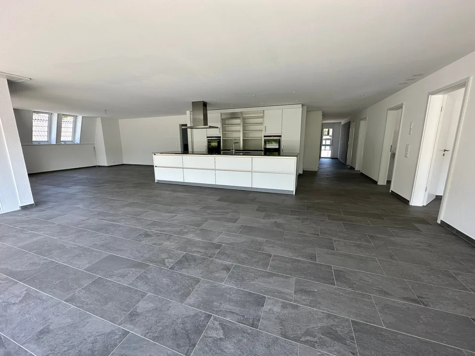 Appartamento mansardato moderno di 4,5 locali ca. 175m2 con ampio balcone e vista nel verde
