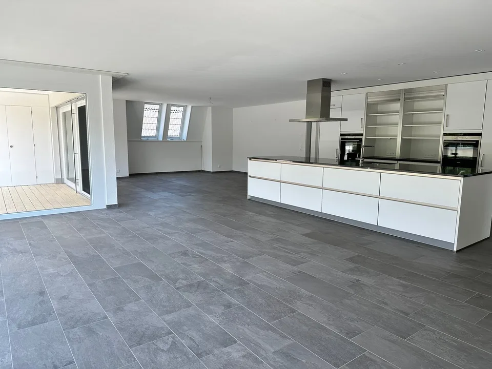 Appartamento mansardato moderno di 4,5 locali ca. 175m2 con ampio balcone e vista nel verde