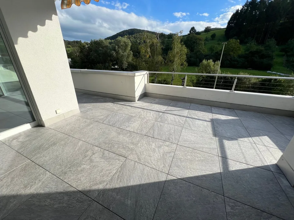 Appartamento mansardato moderno di 4,5 locali ca. 175m2 con ampio balcone e vista nel verde