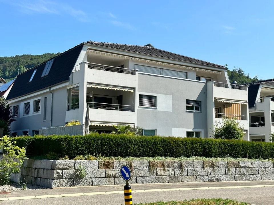 Appartamento mansardato moderno di 4,5 locali ca. 175m2 con ampio balcone e vista nel verde