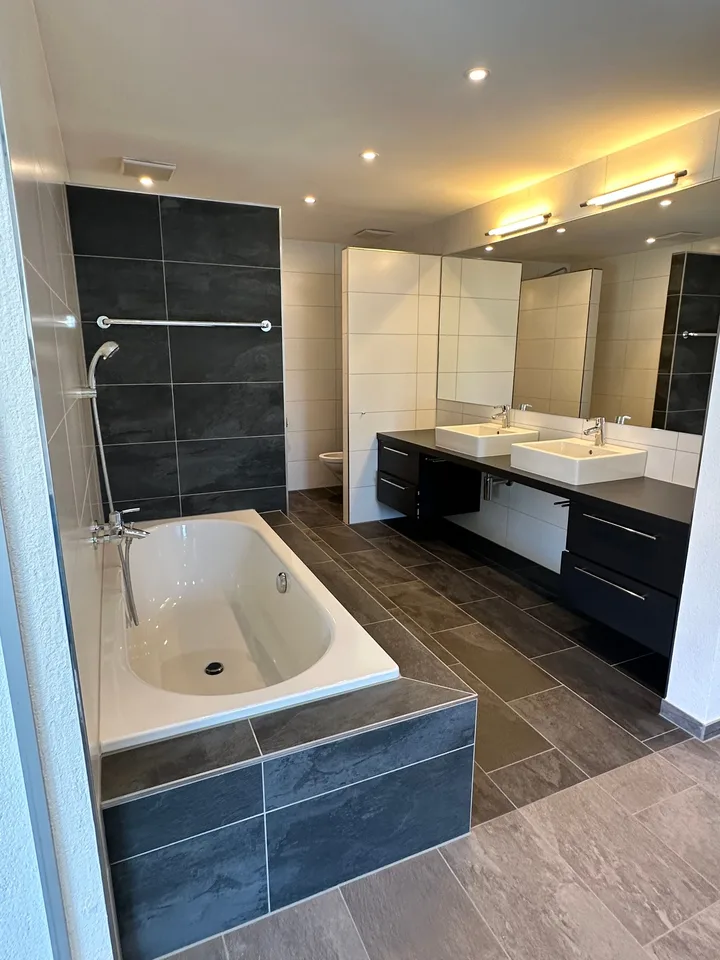 Appartamento mansardato moderno di 4,5 locali ca. 175m2 con ampio balcone e vista nel verde