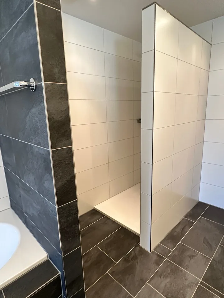 Appartamento mansardato moderno di 4,5 locali ca. 175m2 con ampio balcone e vista nel verde