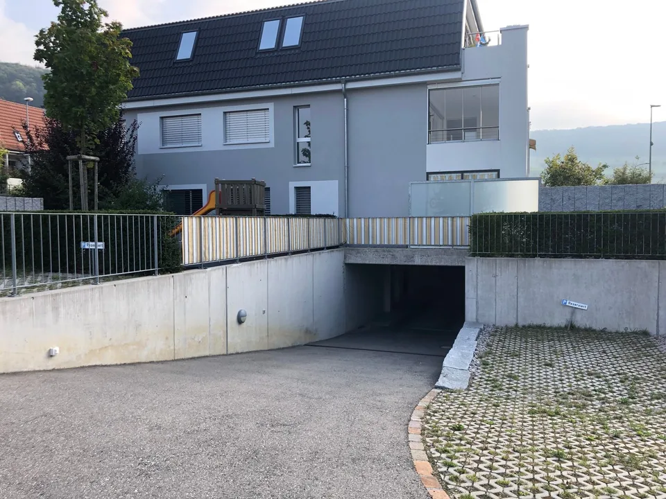 Appartamento mansardato moderno di 4,5 locali ca. 175m2 con ampio balcone e vista nel verde
