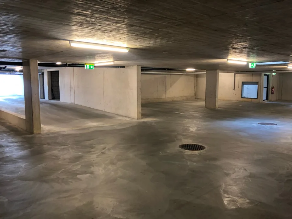 Appartamento mansardato moderno di 4,5 locali ca. 175m2 con ampio balcone e vista nel verde