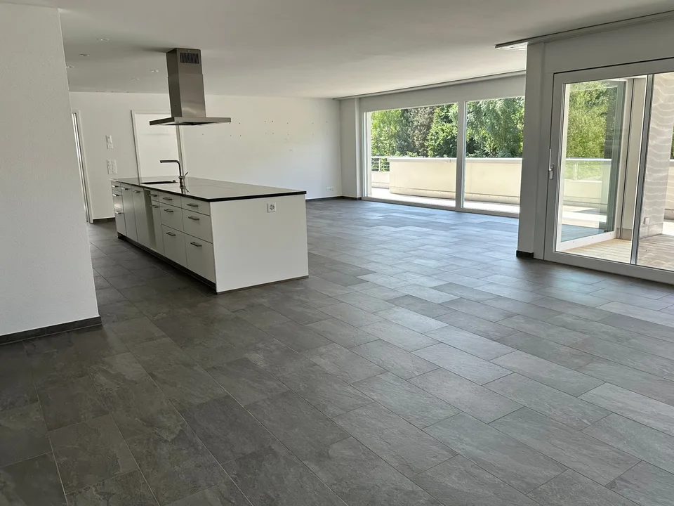 Appartamento mansardato moderno di 4,5 locali ca. 175m2 con ampio balcone e vista nel verde