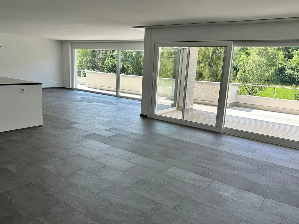 Appartamento mansardato moderno di 4,5 locali ca. 175m2 con ampio balcone e vista nel verde