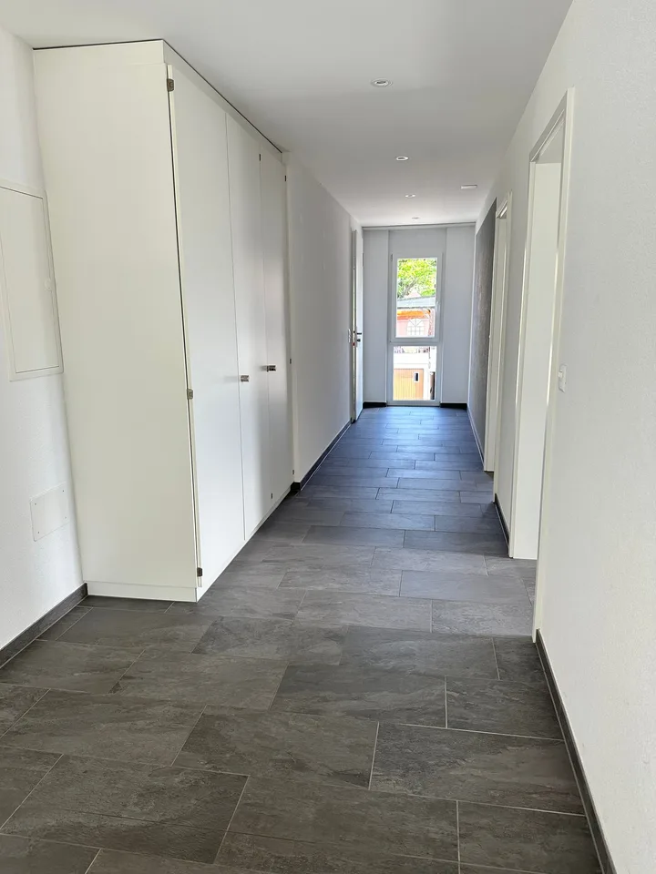 Appartamento mansardato moderno di 4,5 locali ca. 175m2 con ampio balcone e vista nel verde