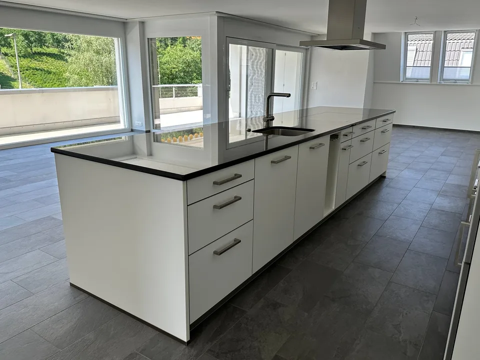 Appartamento mansardato moderno di 4,5 locali ca. 175m2 con ampio balcone e vista nel verde
