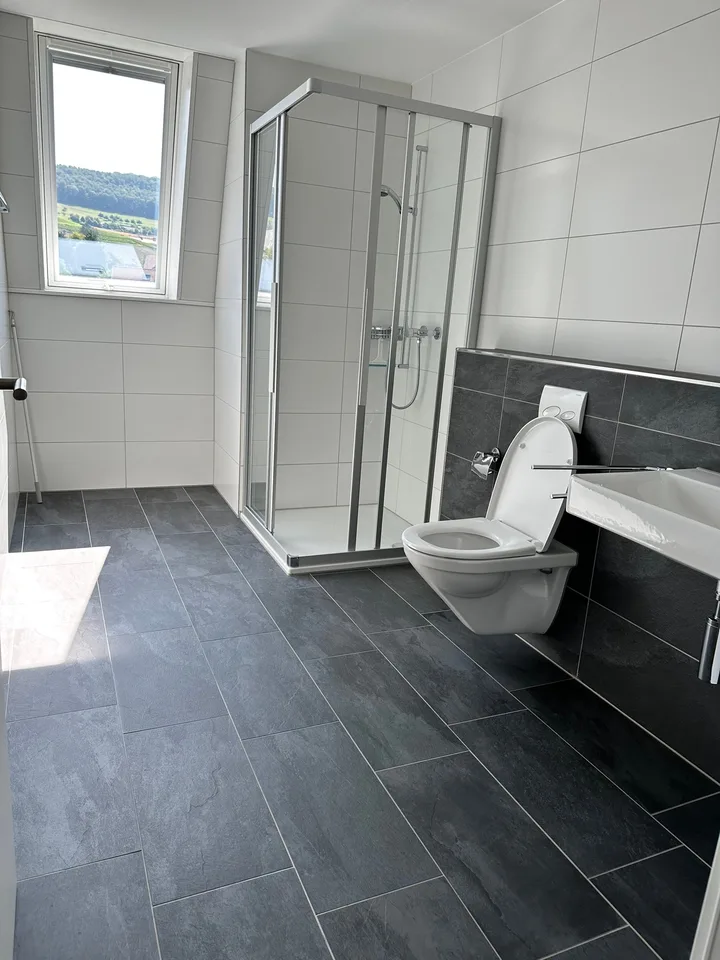 Appartamento mansardato moderno di 4,5 locali ca. 175m2 con ampio balcone e vista nel verde