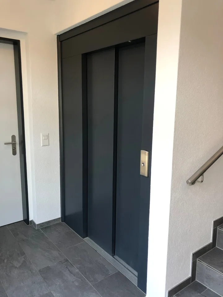 Appartamento mansardato moderno di 4,5 locali ca. 175m2 con ampio balcone e vista nel verde