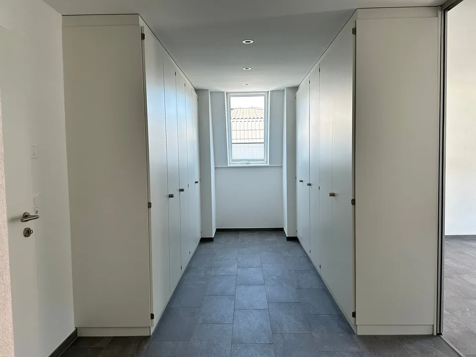 Appartamento mansardato moderno di 4,5 locali ca. 175m2 con ampio balcone e vista nel verde