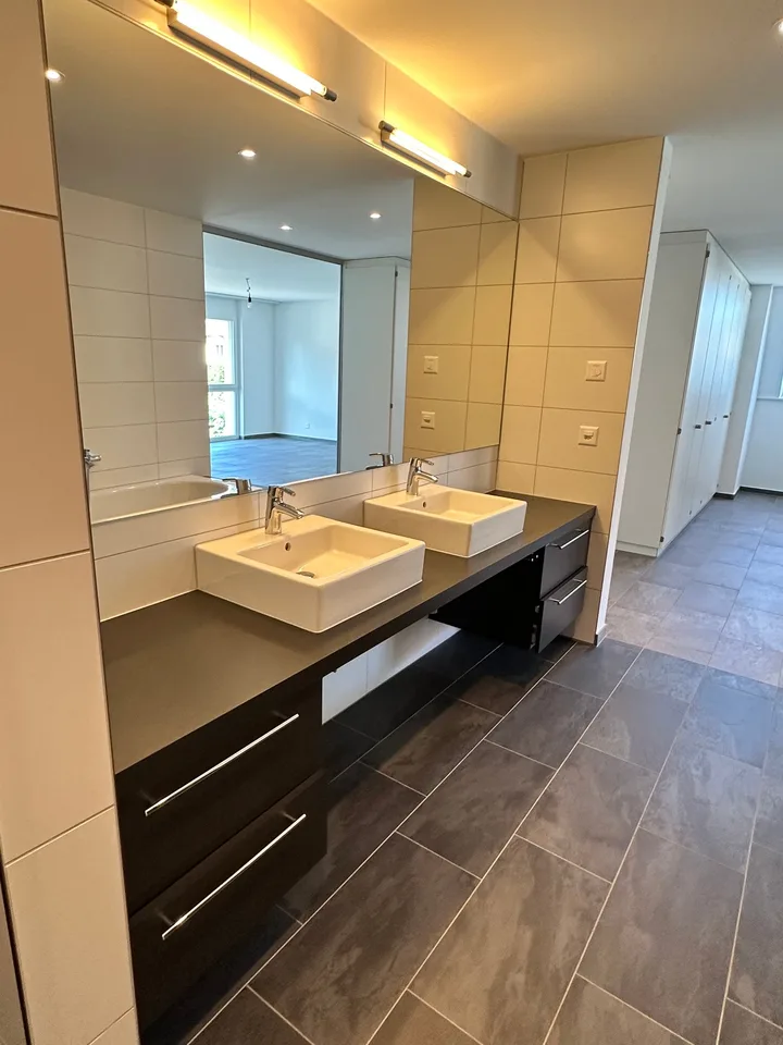Appartamento mansardato moderno di 4,5 locali ca. 175m2 con ampio balcone e vista nel verde