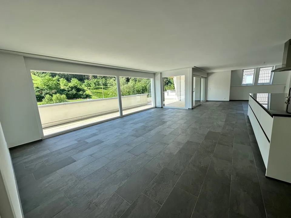 Appartamento mansardato moderno di 4,5 locali ca. 175m2 con ampio balcone e vista nel verde