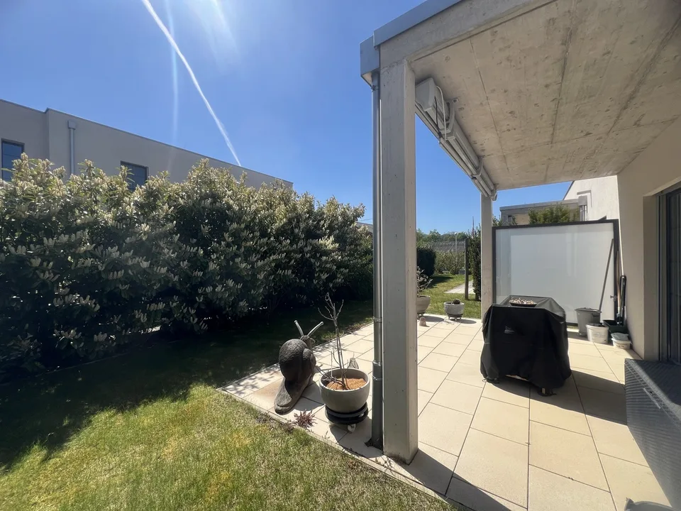 Hochwertige 2.5-Zi-Gartenwohnung mit Autoeinstellplatz und Hobbyraum