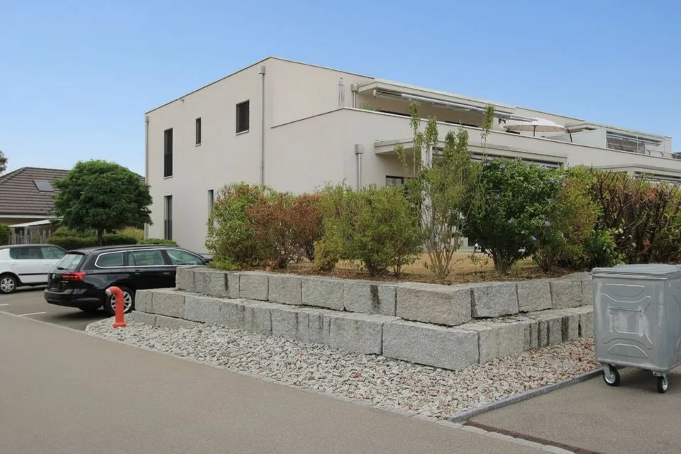 Hochwertige 2.5-Zi-Gartenwohnung mit Autoeinstellplatz und Hobbyraum