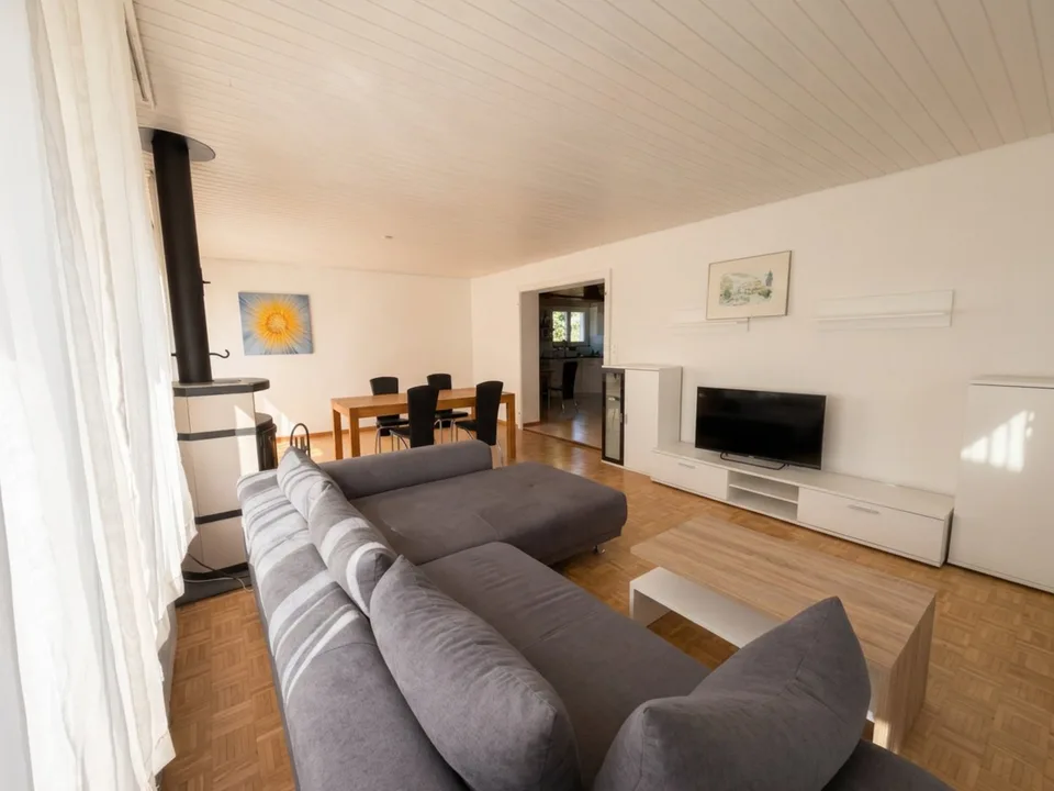 Grosszügige 5.5-Zimmer-Gartenwohnung mit Wintergarten, Cheminée und Parkplatz