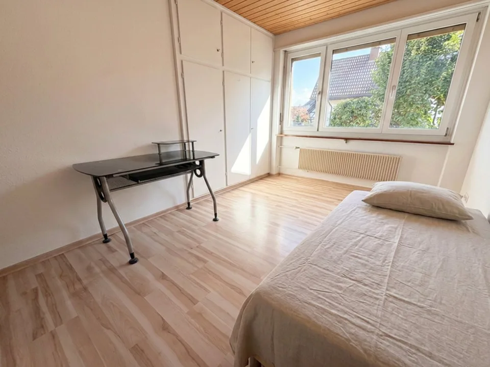 Grosszügige 5.5-Zimmer-Gartenwohnung mit Wintergarten, Cheminée und Parkplatz