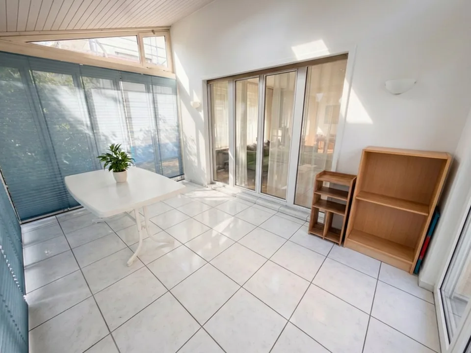 Grosszügige 5.5-Zimmer-Gartenwohnung mit Wintergarten, Cheminée und Parkplatz
