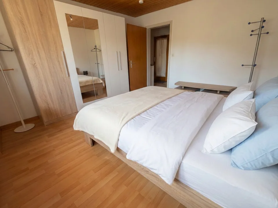 Grosszügige 5.5-Zimmer-Gartenwohnung mit Wintergarten, Cheminée und Parkplatz
