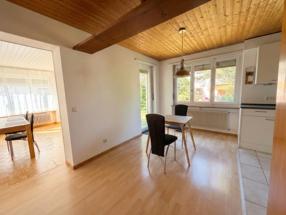 Grosszügige 5.5-Zimmer-Gartenwohnung mit Wintergarten, Cheminée und Parkplatz