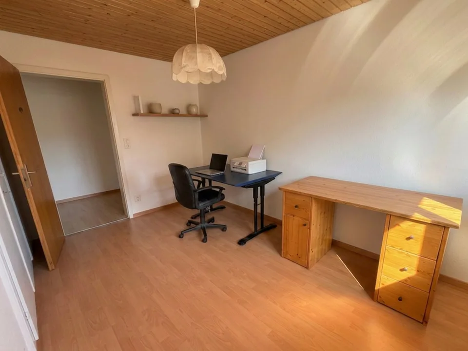 Grosszügige 5.5-Zimmer-Gartenwohnung mit Wintergarten, Cheminée und Parkplatz