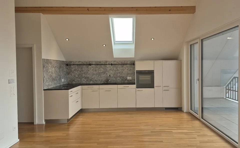 Helle 2.5 Zimmer Wohnung im Dachgeschoss