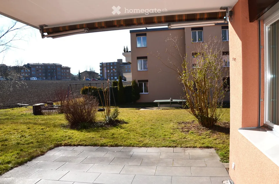 Incantevole appartamento di 3,5 locali con posto giardino e garage (E-Mobility) a Dübendorf