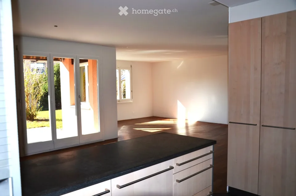 Charmante 3.5-Zimmer-Wohnung mit Garten-Sitzplatz und Garage (E-Mobility) in Dübendorf