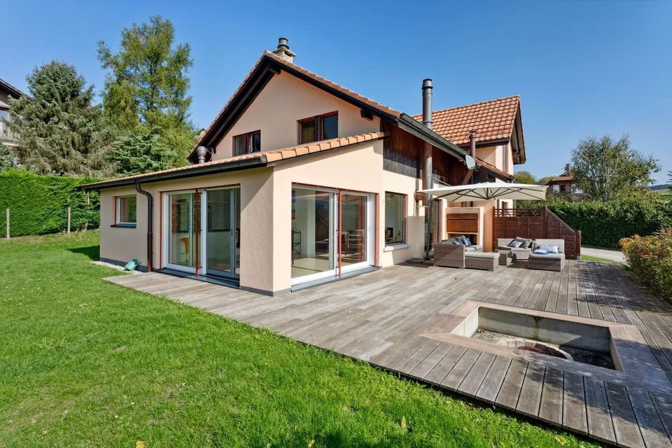 Familienvilla mit 7,5 Zimmern und unabhängigem Studio mit 1,5 Zimmern, mit Aussicht