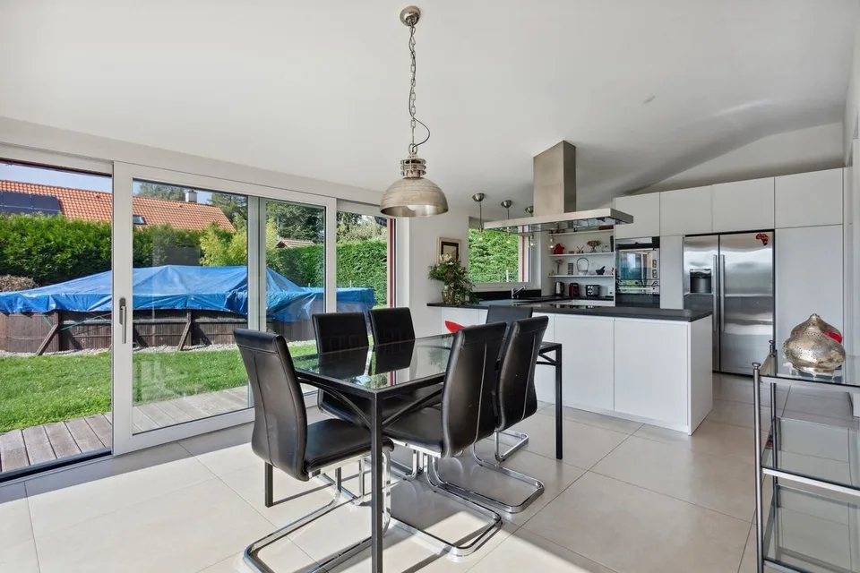 Familienvilla mit 7,5 Zimmern und unabhängigem Studio mit 1,5 Zimmern, mit Aussicht