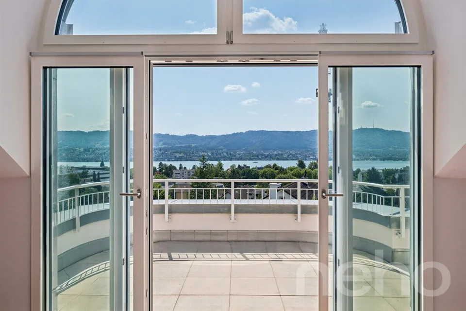 Attic apartment with spectacular lake and panoramic views in attractive location