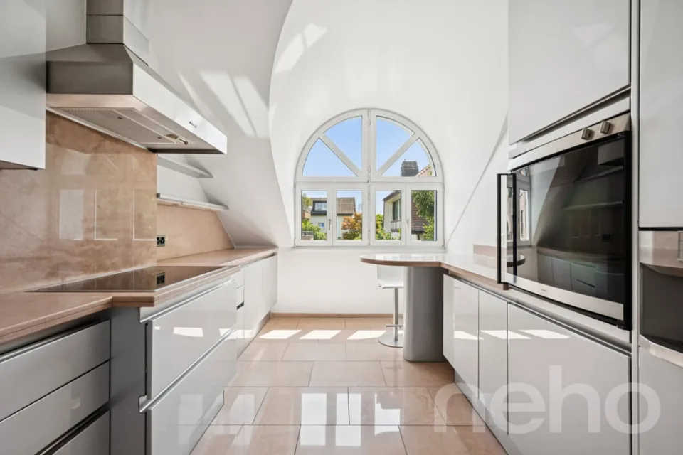 Attic apartment with spectacular lake and panoramic views in attractive location