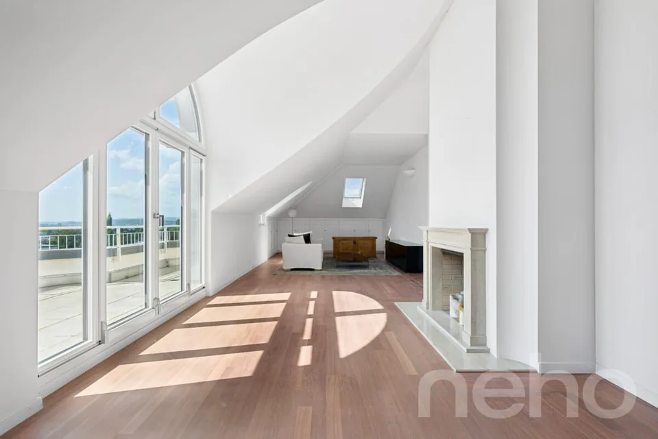 Attic apartment with spectacular lake and panoramic views in attractive location