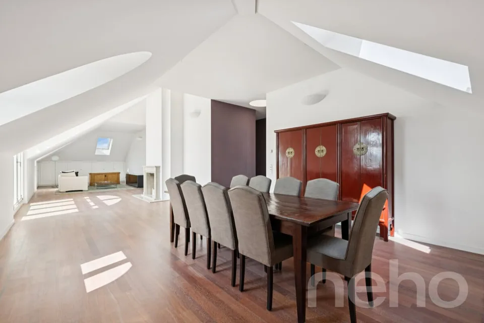 Attic apartment with spectacular lake and panoramic views in attractive location