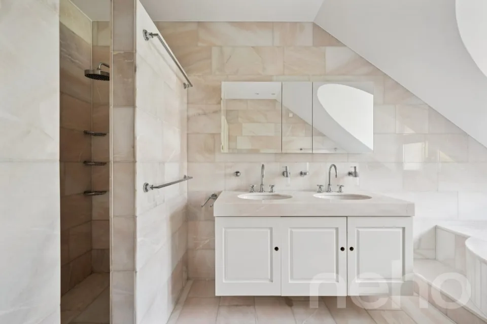 Attic apartment with spectacular lake and panoramic views in attractive location