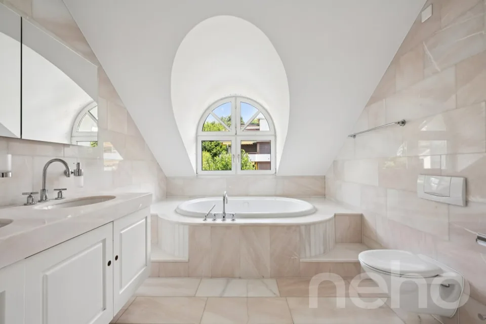 Attic apartment with spectacular lake and panoramic views in attractive location
